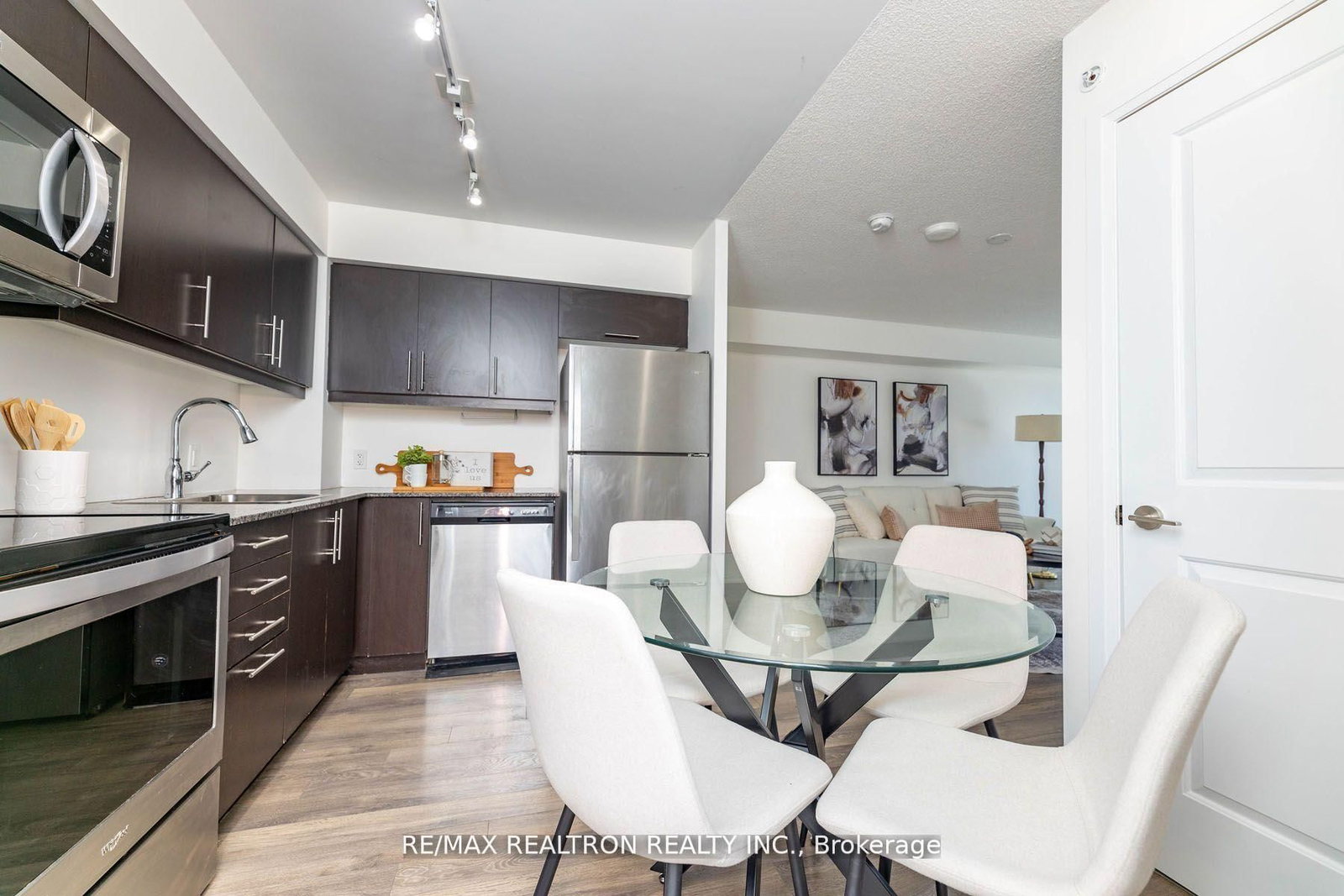 30 Meadowglen Place, Unit 1901 - Photo 9