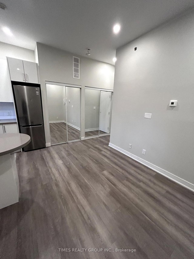 5 - 728 Queen Street E