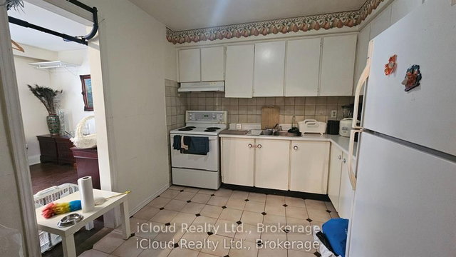 ROOM 1 - 1847 LAWRENCE Avenue E