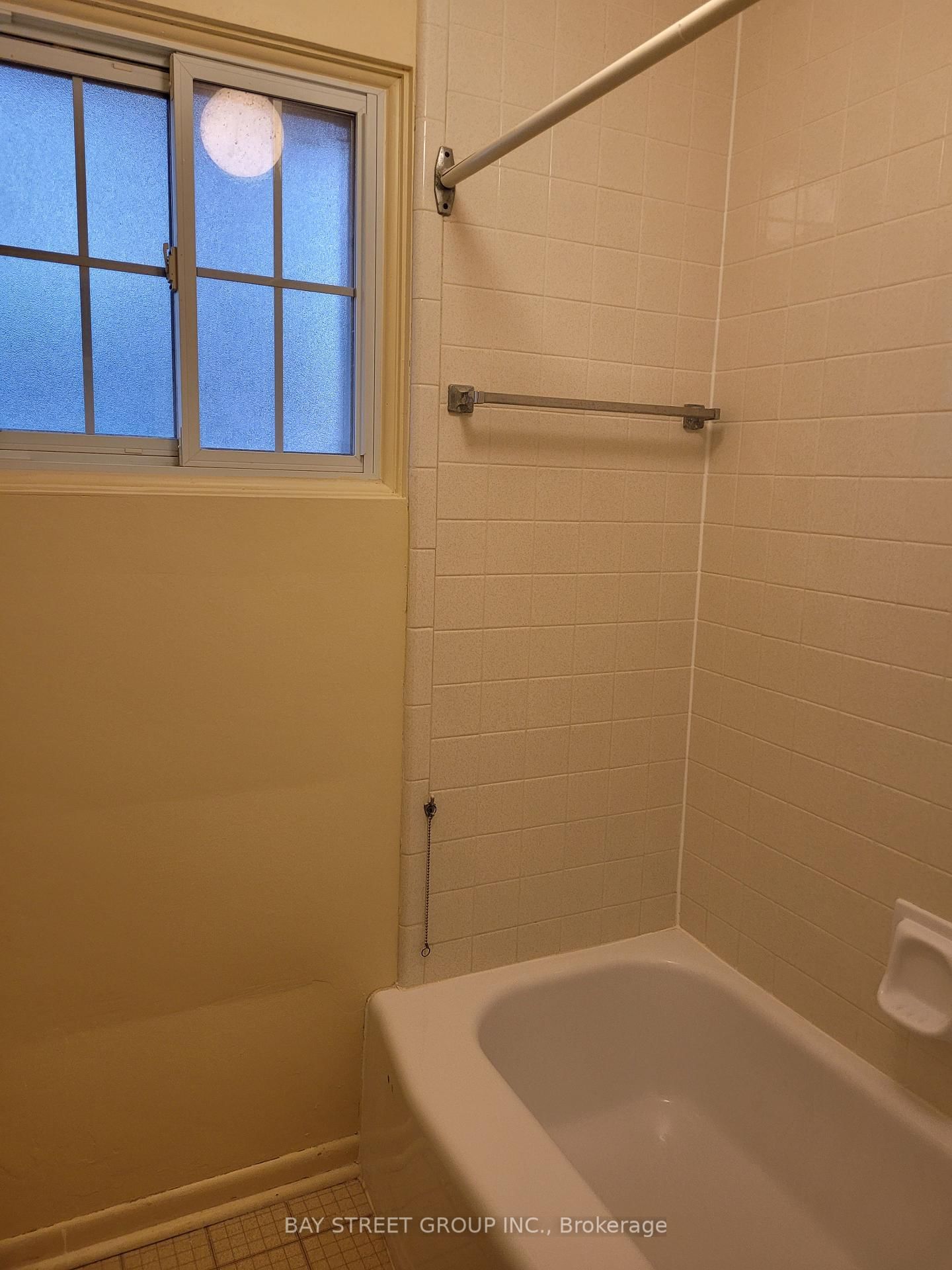 3 Sheldonbury Crescent, Unit main floor, - Photo 5