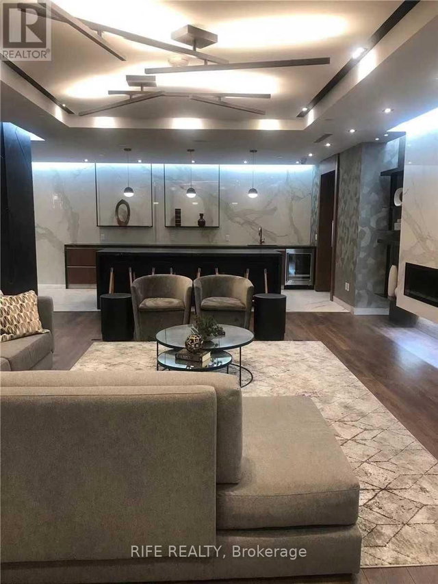 2017 - 275 Village Green Square