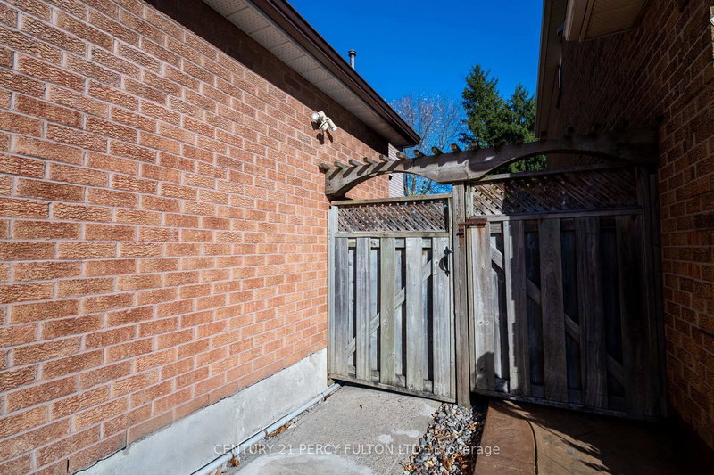 1618 Major Oaks Rd, Pickering, L1X 2G8 | Image 2