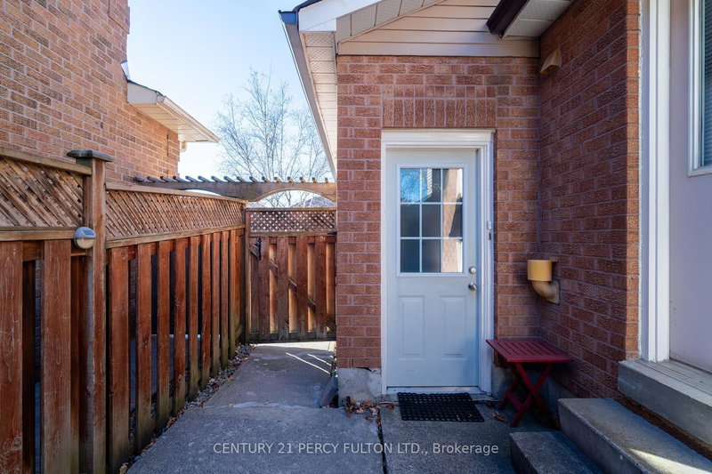 1618 Major Oaks Rd, Pickering, L1X 2G8 | Image 3