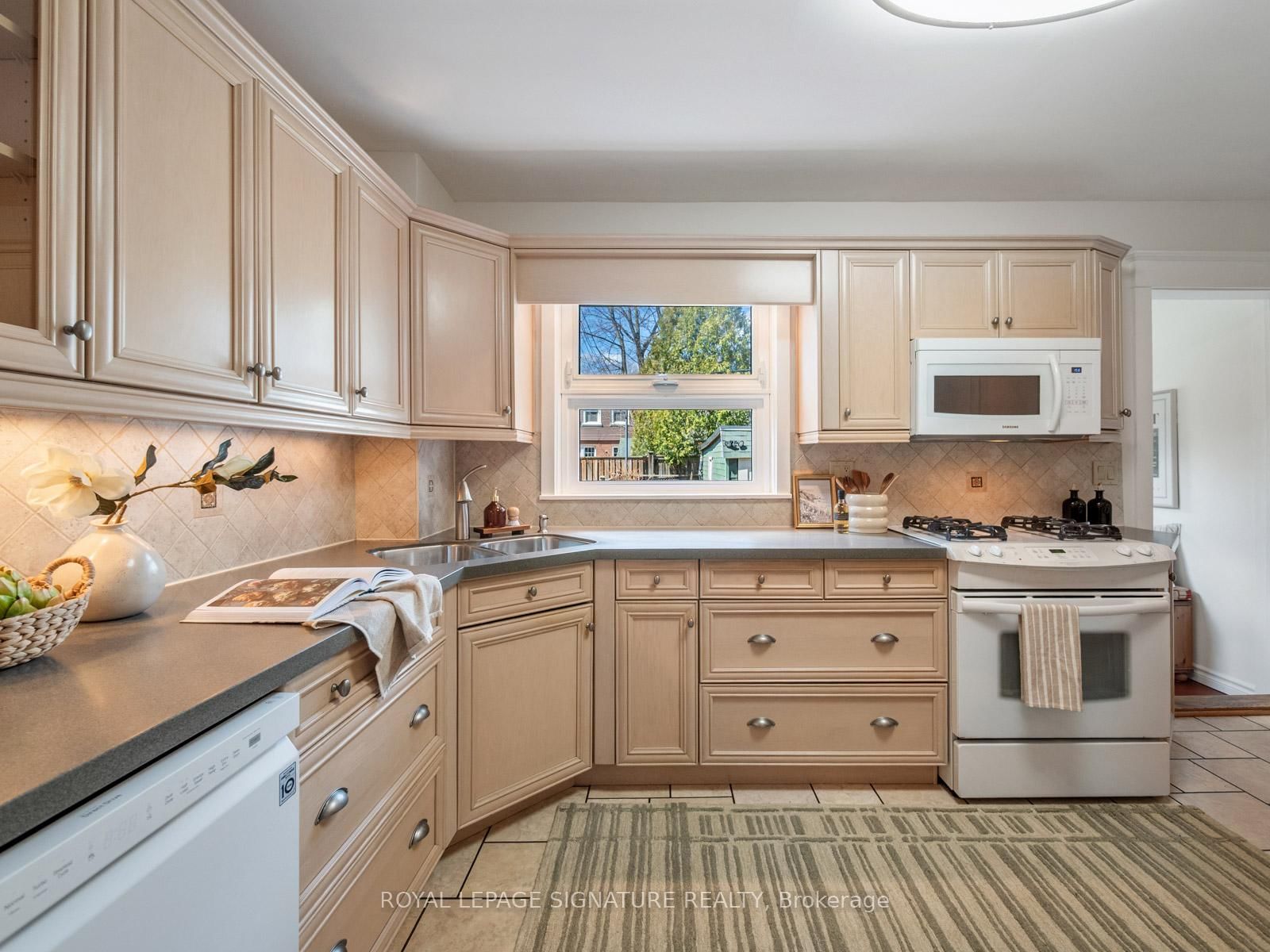 Semi-Detached House for sale at 120 Hollywood Crescent, Toronto, Ontario, M4L 2K6 - Woodbine Corridor - MLS: E12990190