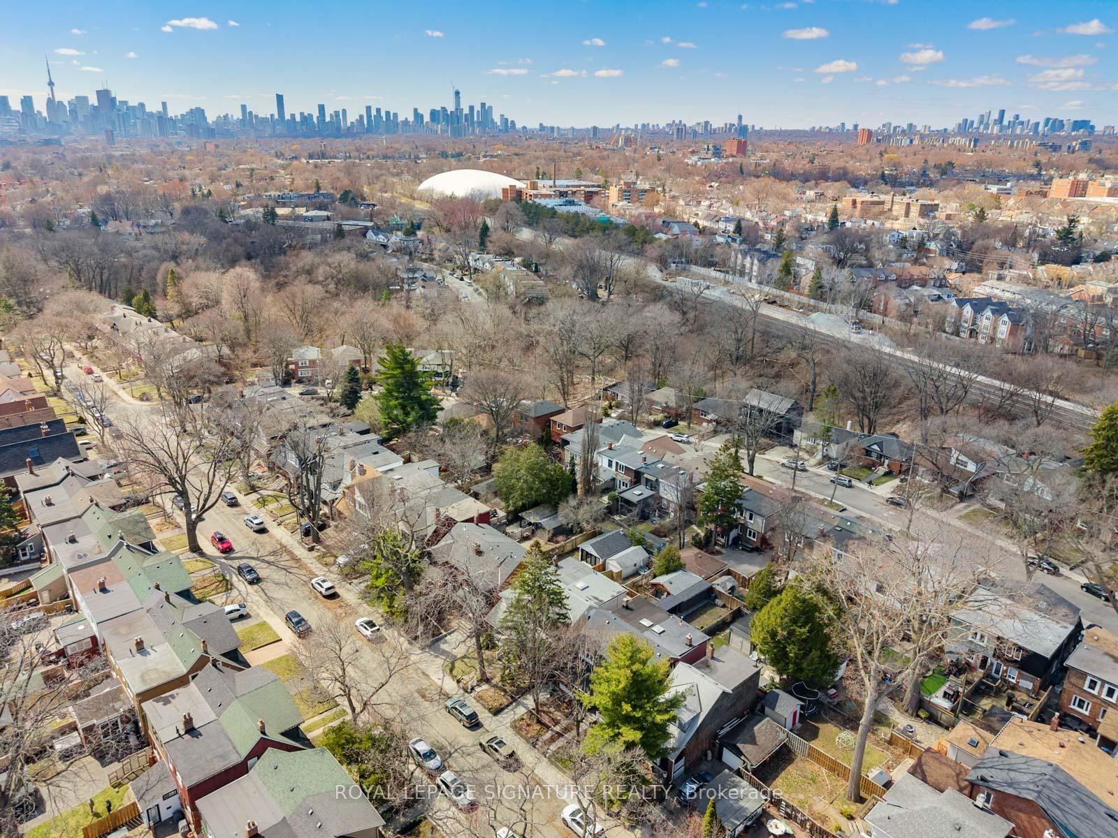 Semi-Detached House for sale at 120 Hollywood Crescent, Toronto, Ontario, M4L 2K6 - Woodbine Corridor - MLS: E12990190