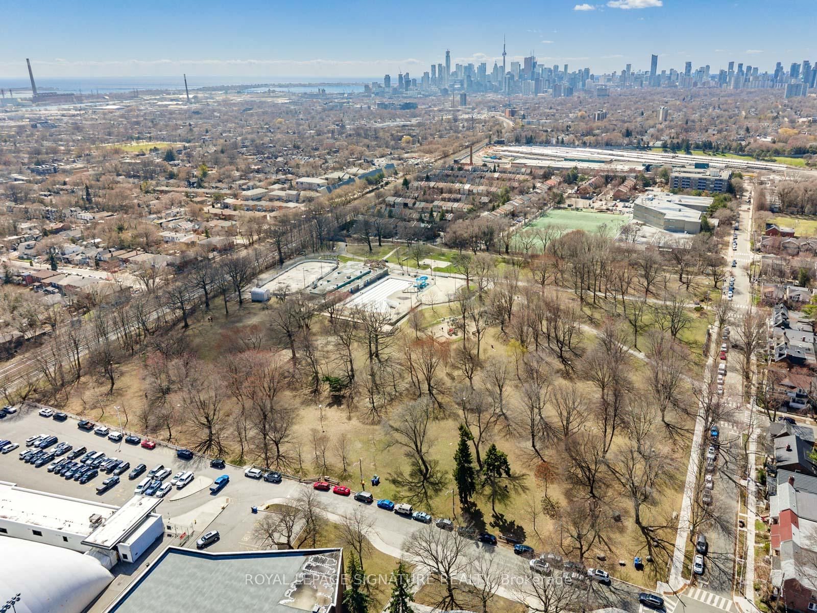 Semi-Detached House for sale at 120 Hollywood Crescent, Toronto, Ontario, M4L 2K6 - Woodbine Corridor - MLS: E12990190