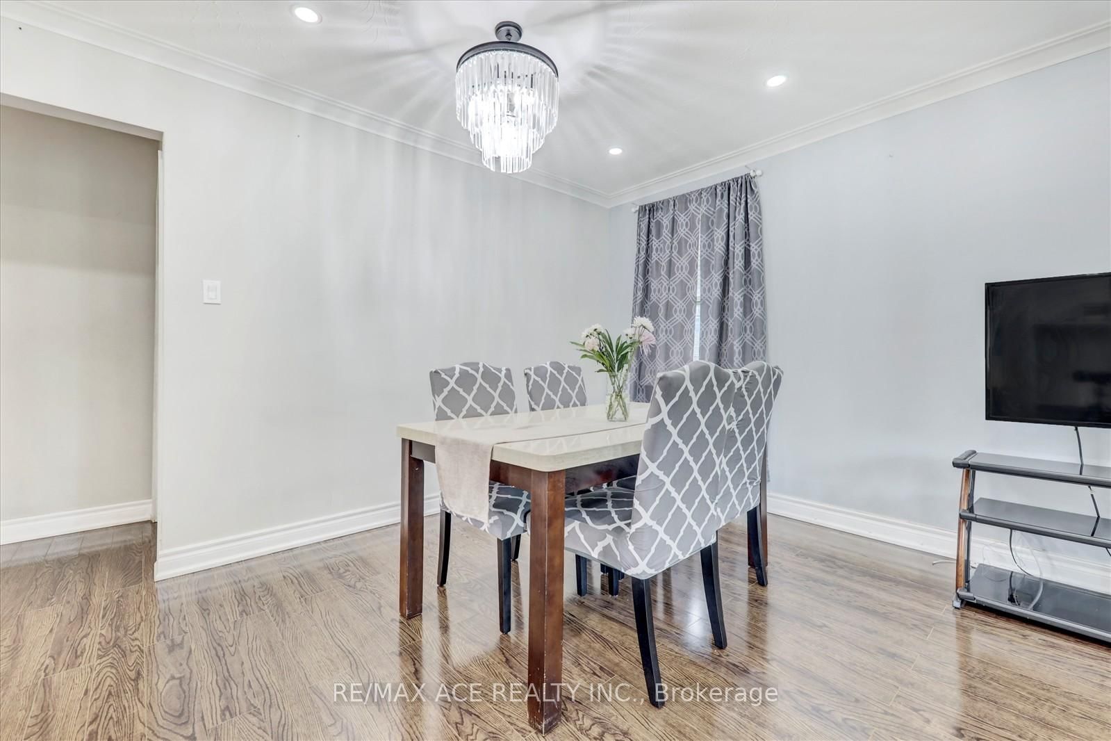 Detached House for sale at 10 Blakemanor Boulevard, Toronto, Ontario, M1J 2W4 - Woburn - MLS: E12993272