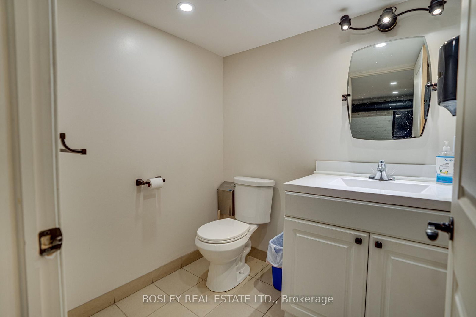 711 Queen Street E, Unit B - Photo 23