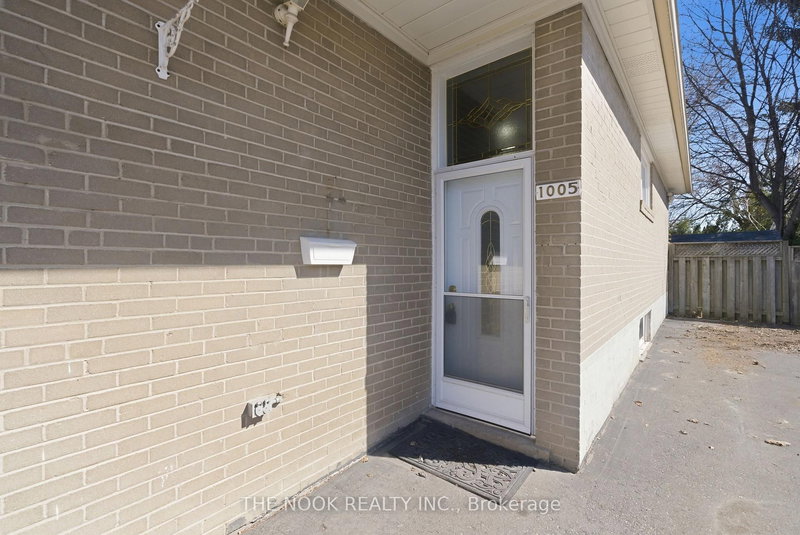 1005 Centre St N, Whitby, L1N 4V4 | Image 2