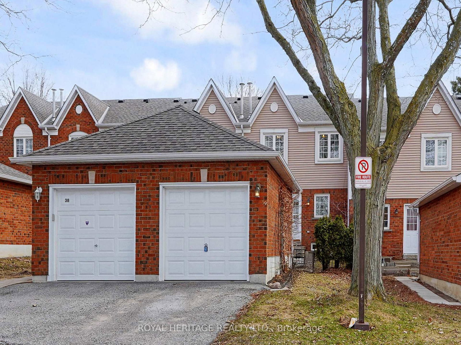 Townhouse for sale at 39-10 Bassett Boulevard, Whitby, Ontario, L1N 9C4 - Pringle Creek - MLS: E12995324