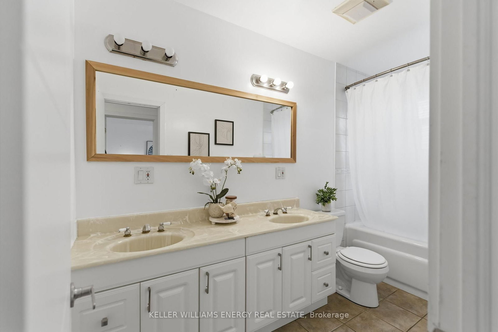 Detached House for sale at 20 Ravenview Drive, Toronto, Ontario, M1E 3M1 - West Hill - MLS: E12996162