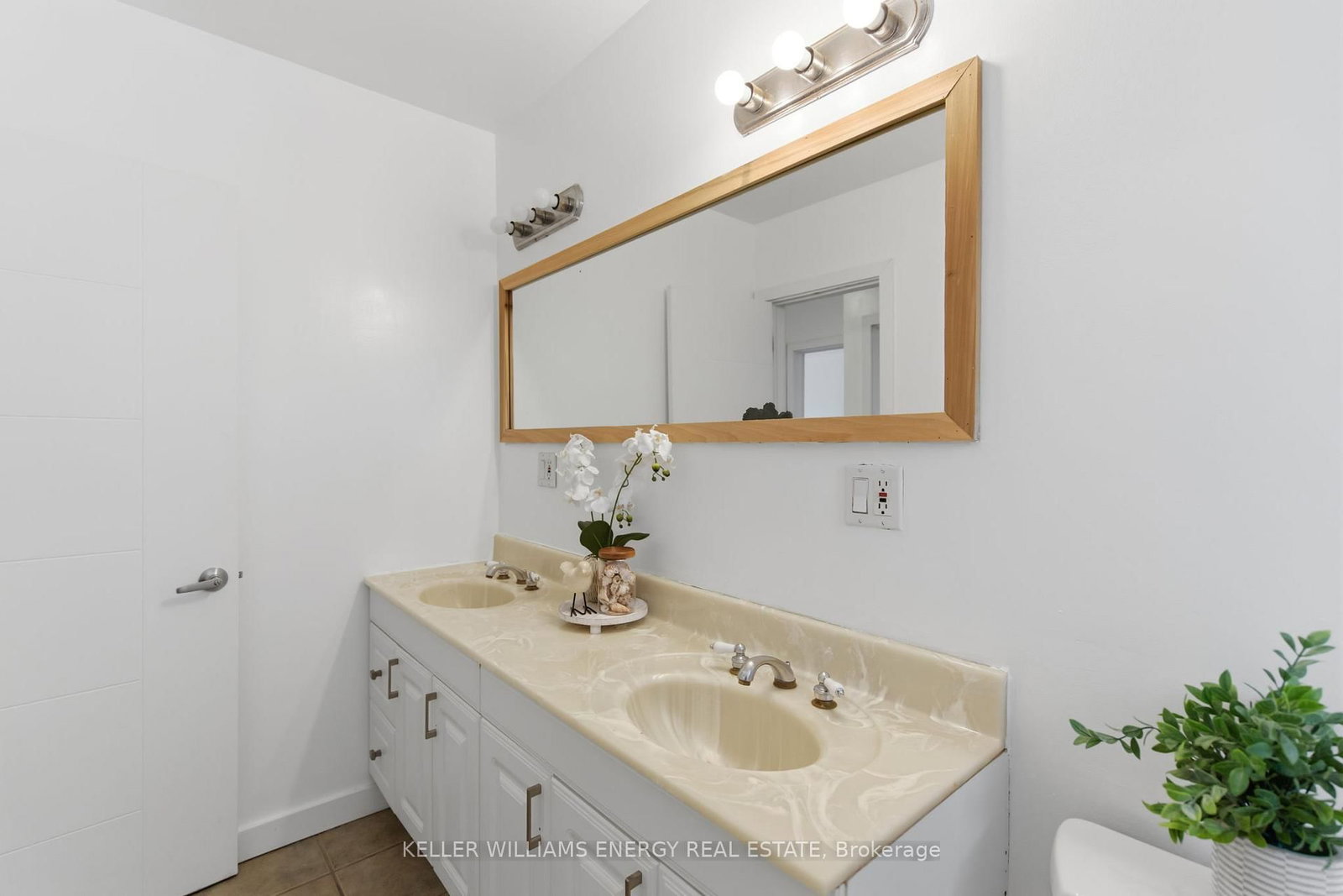 Detached House for sale at 20 Ravenview Drive, Toronto, Ontario, M1E 3M1 - West Hill - MLS: E12996162