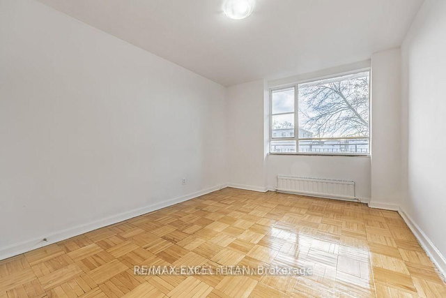 401 - 165 Cosburn Avenue