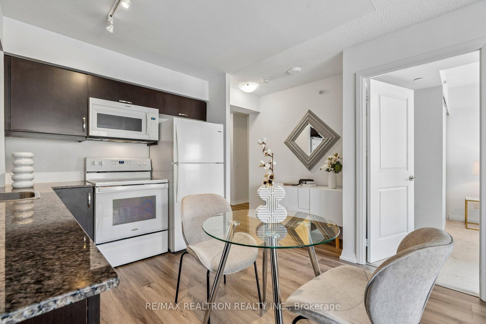 30 Meadowglen Place, Unit 1503 - Photo 3