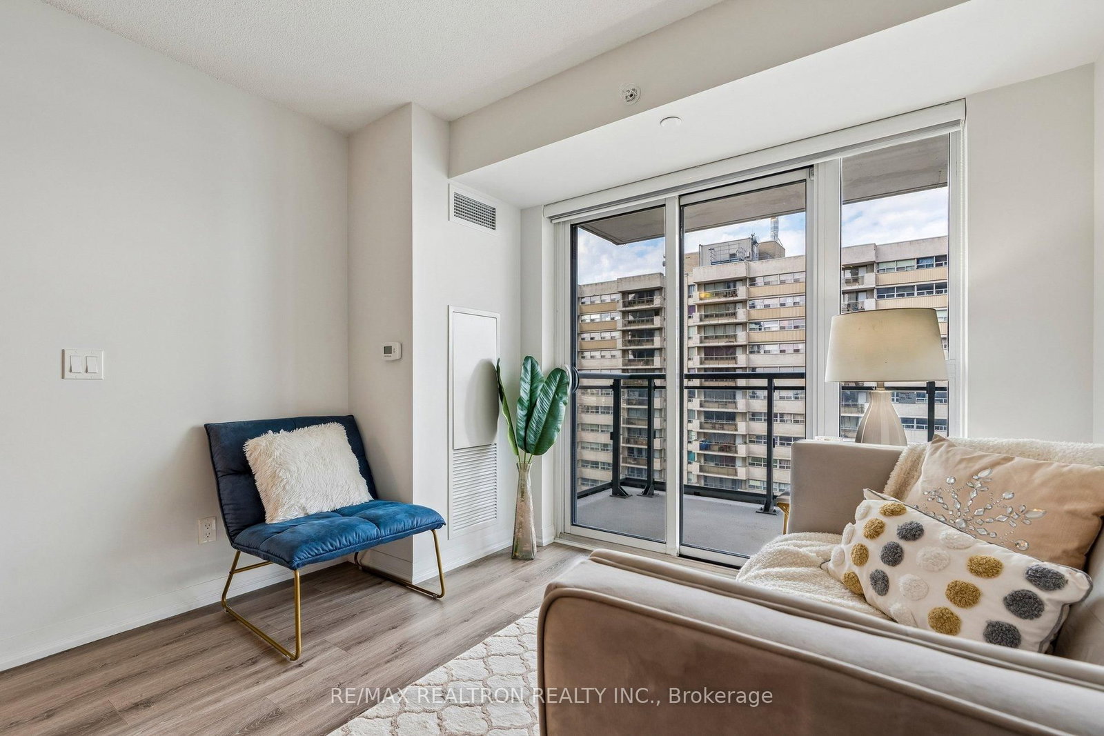 30 Meadowglen Place, Unit 1503 - Photo 7