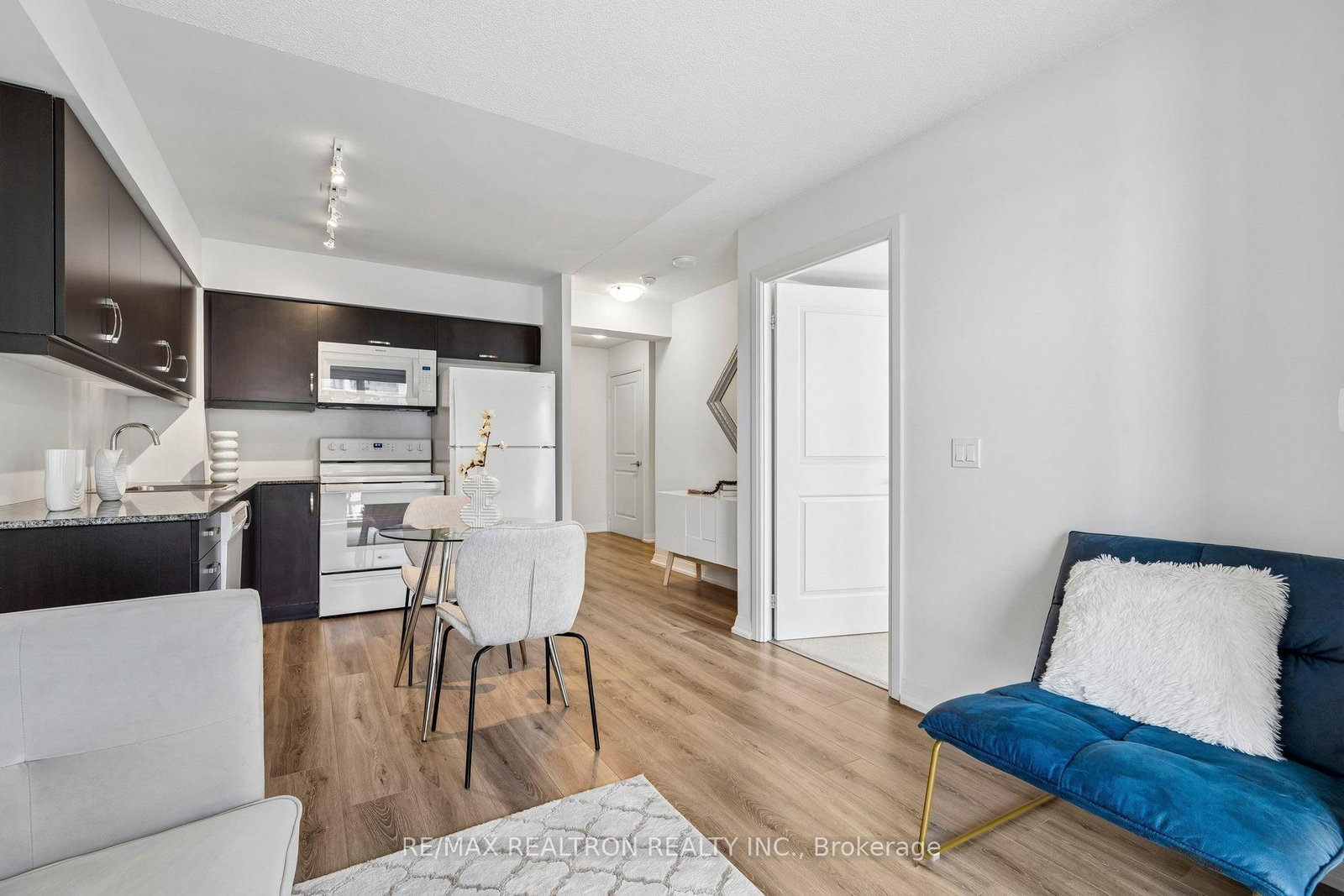 30 Meadowglen Place, Unit 1503 - Photo 9