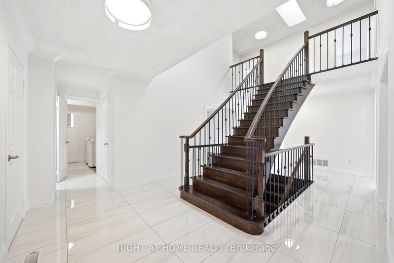 36 Ravenview Dr, Whitby, L1R 1Y2 | Image 3