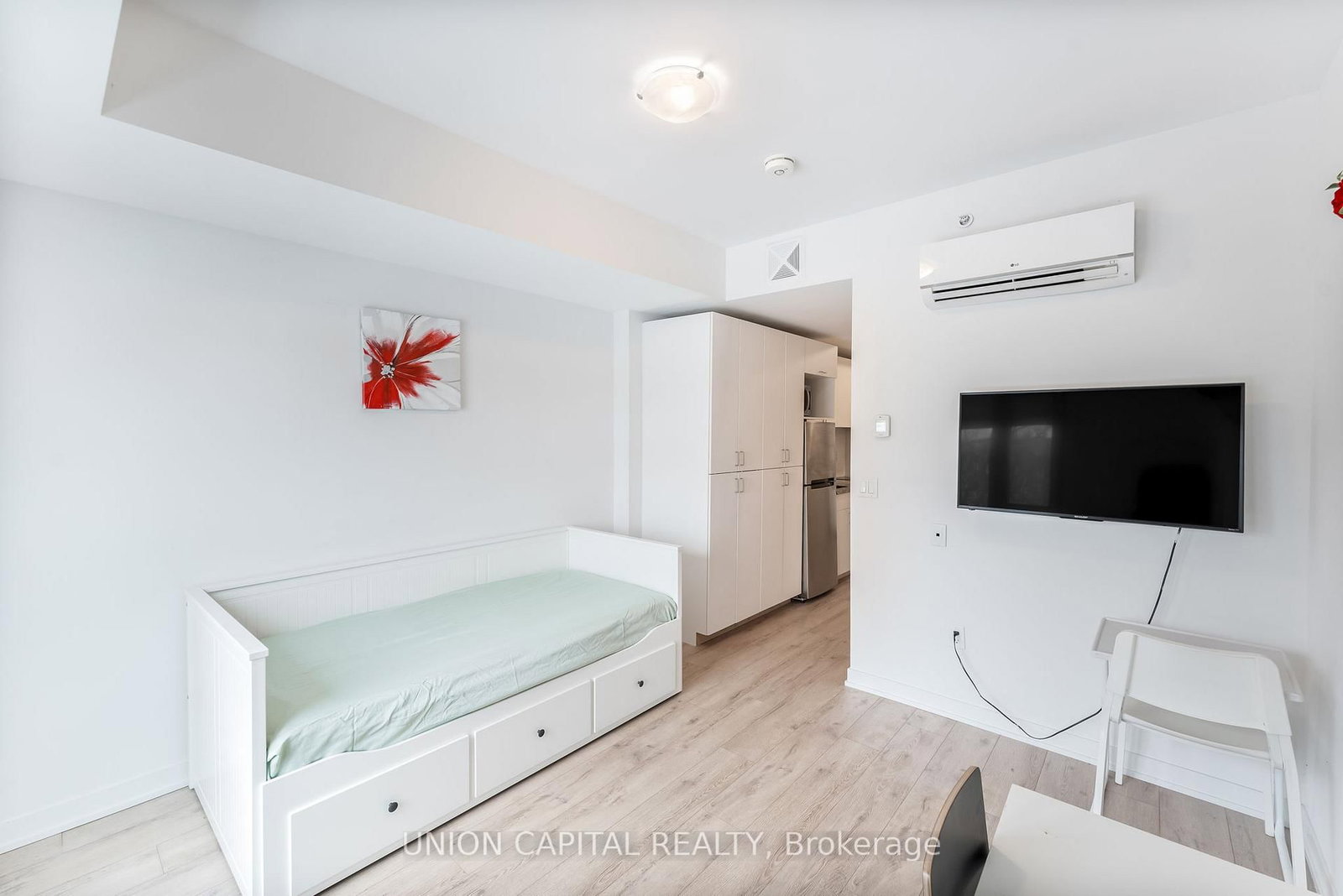 1800 Simcoe Street, Unit 201 - Photo 7