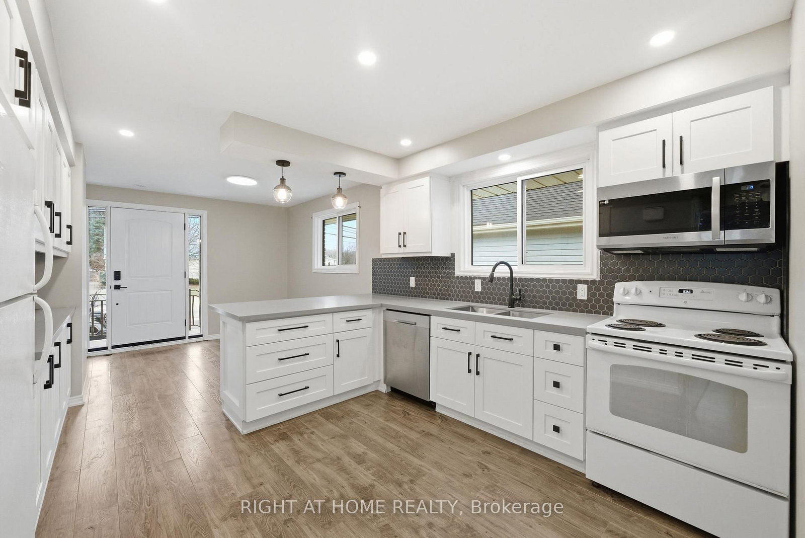 1418 Simcoe Street N - Photo 4