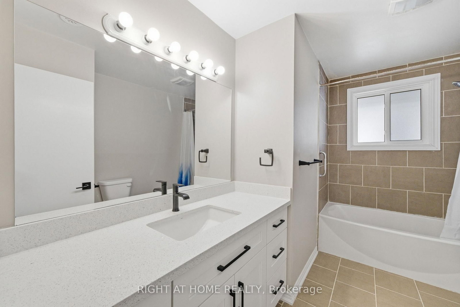 1418 Simcoe Street N - Photo 8