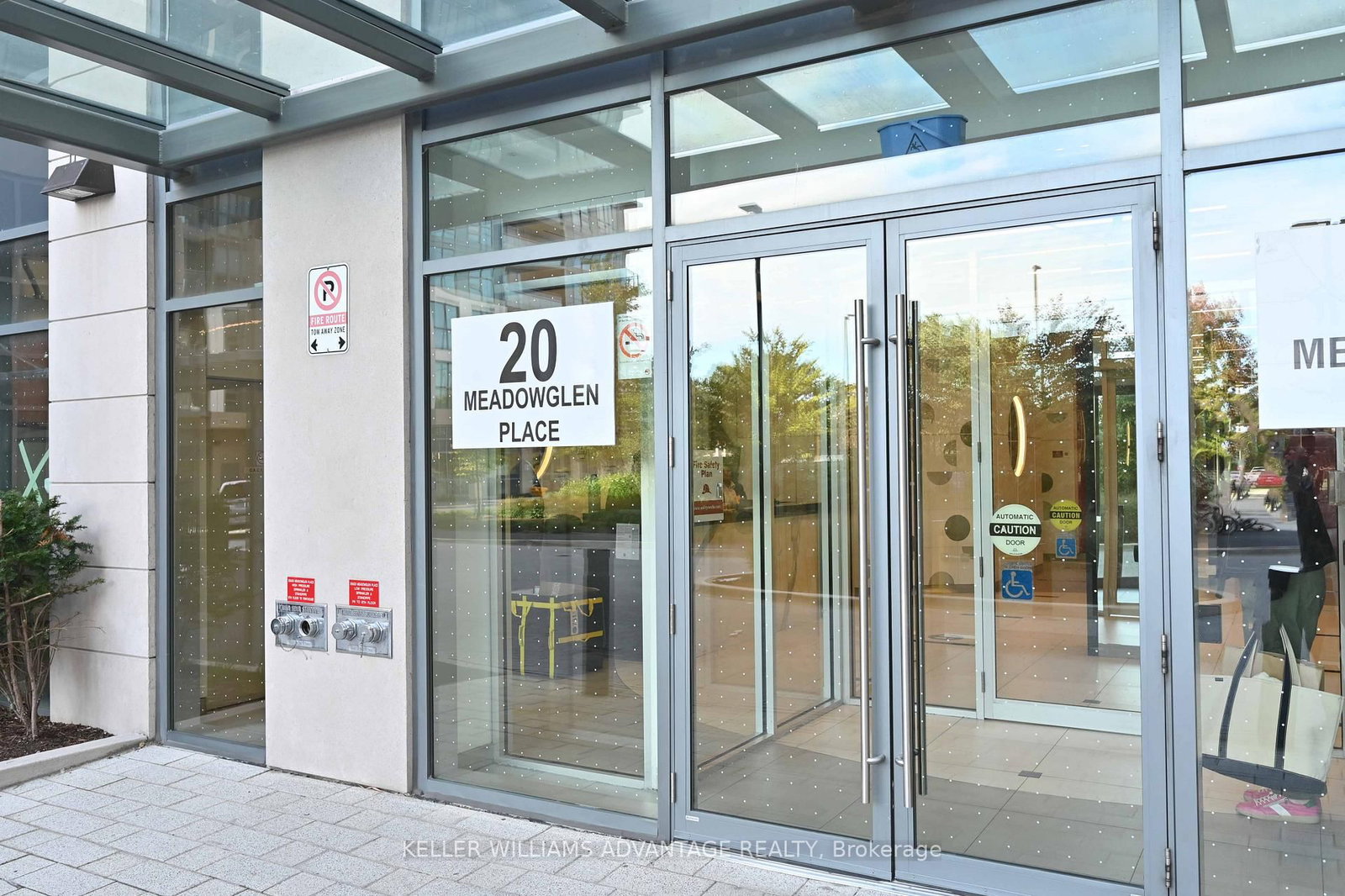 20 Meadowglen Place, Unit 728 - Photo 3