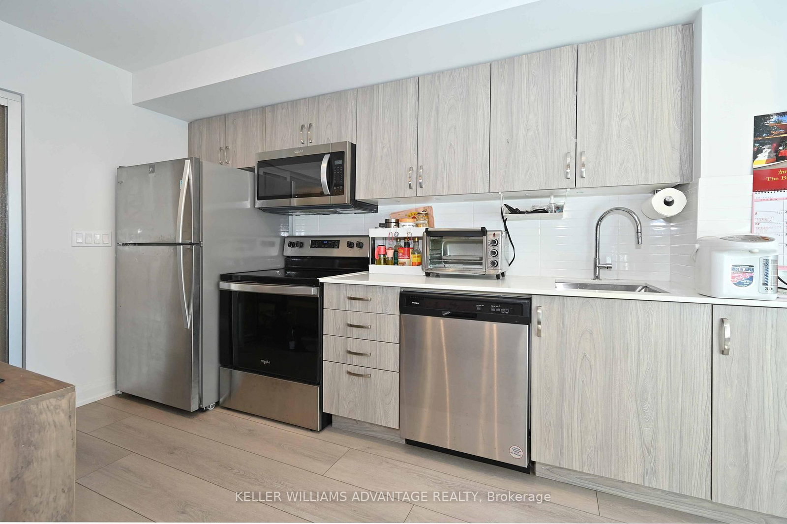 20 Meadowglen Place, Unit 728 - Photo 8