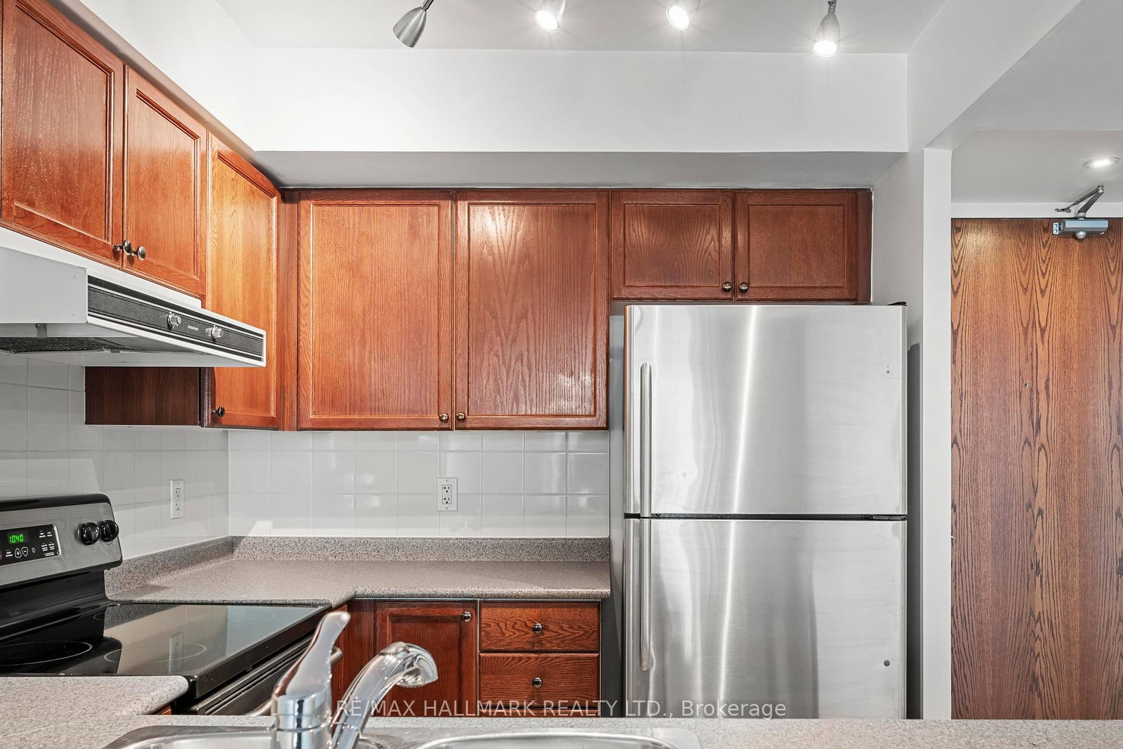 1863 Queen Street E, Unit 406 - Photo 10