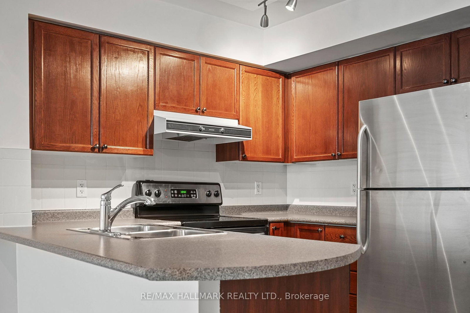 1863 Queen Street E, Unit 406 - Photo 11