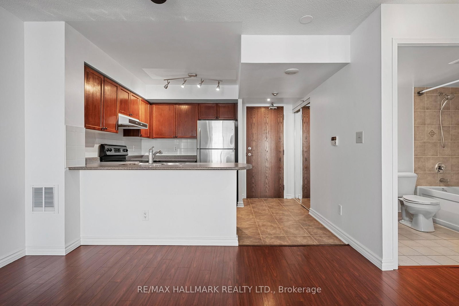 1863 Queen Street E, Unit 406 - Photo 13