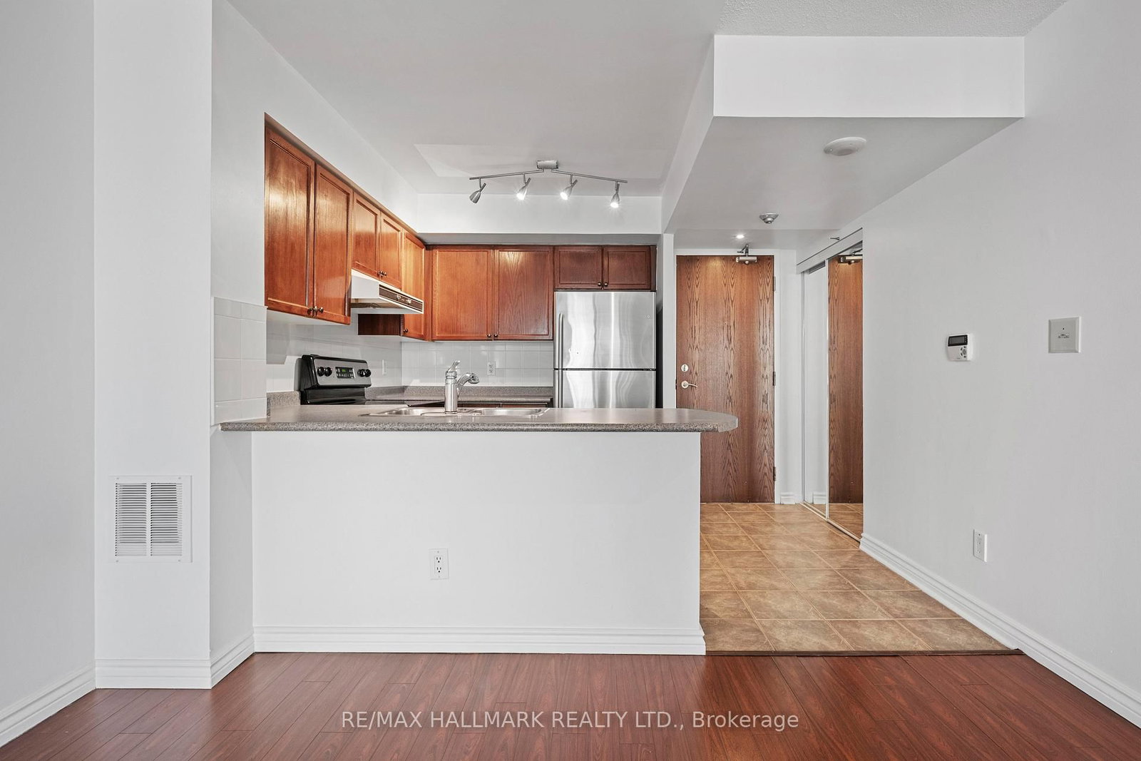 1863 Queen Street E, Unit 406 - Photo 7