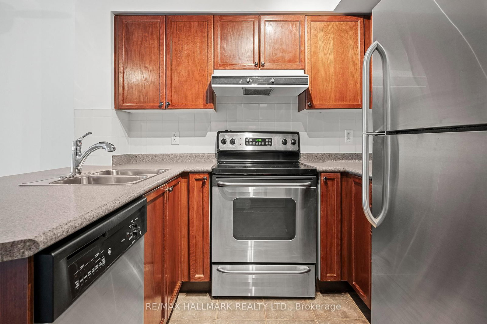 1863 Queen Street E, Unit 406 - Photo 9