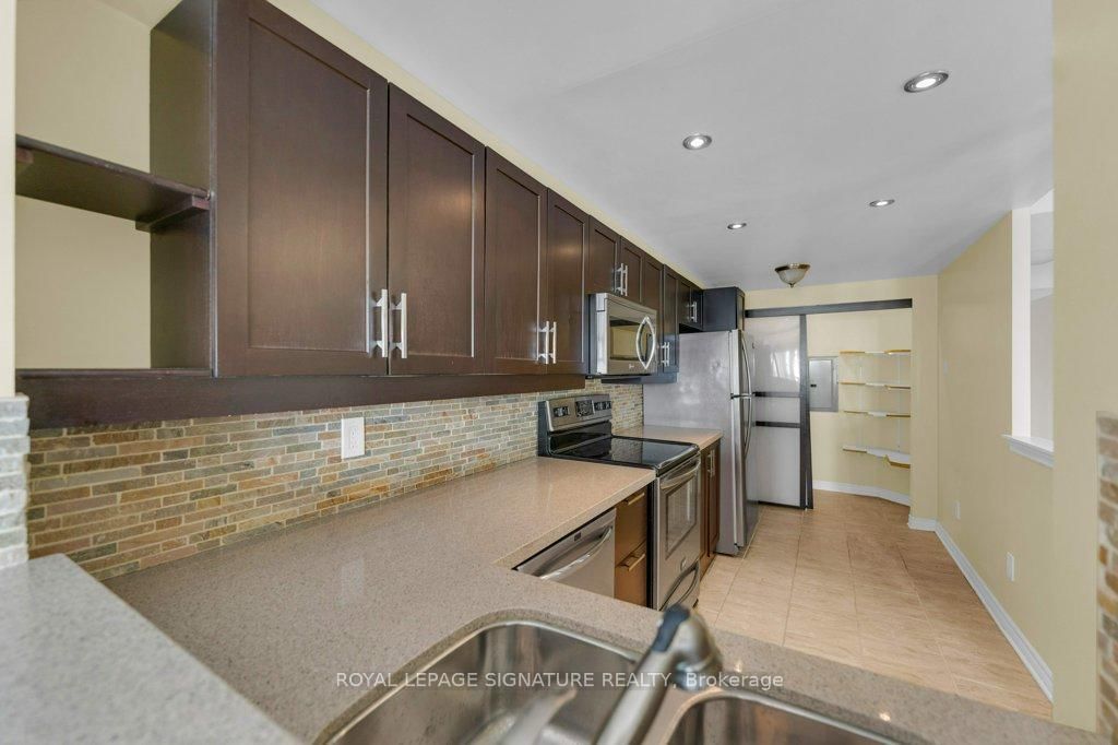 712 Rossland Road E, Unit 1106 - Photo 15