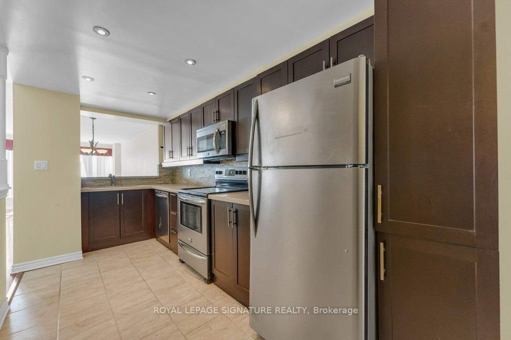 712 Rossland Road E, Unit 1106 - Photo 16