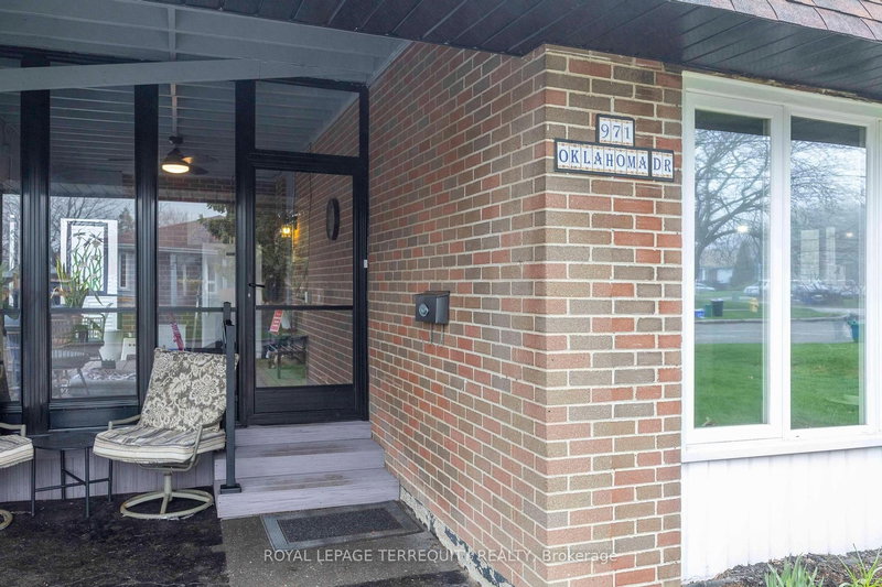 971 Oklahoma Dr, Pickering, L1W 2H8 | Image 3