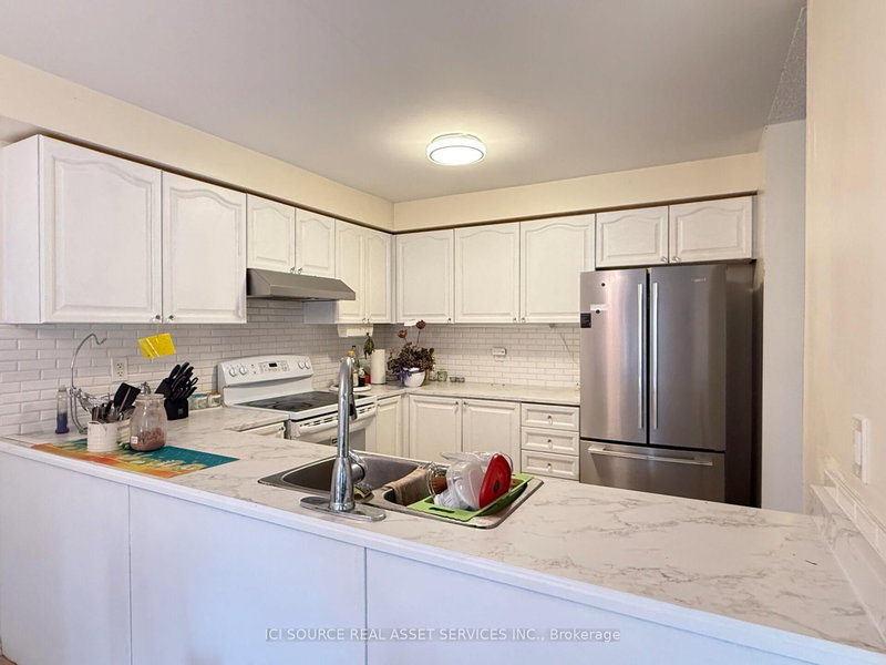 181 Norland Circ, Oshawa, L1L 0A6 | Image 2