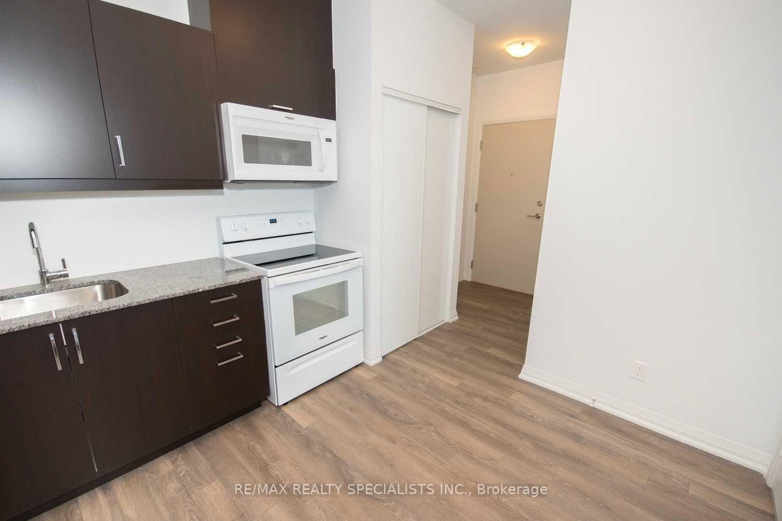 30 Meadowglen Place, Unit 813 - Photo 6