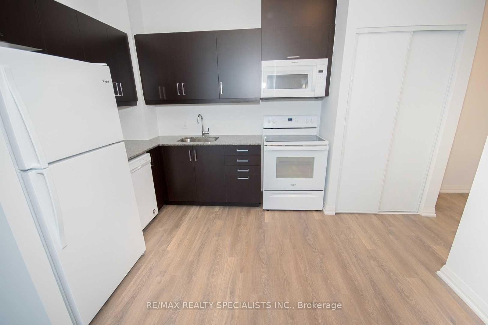 30 Meadowglen Place, Unit 813 - Photo 7