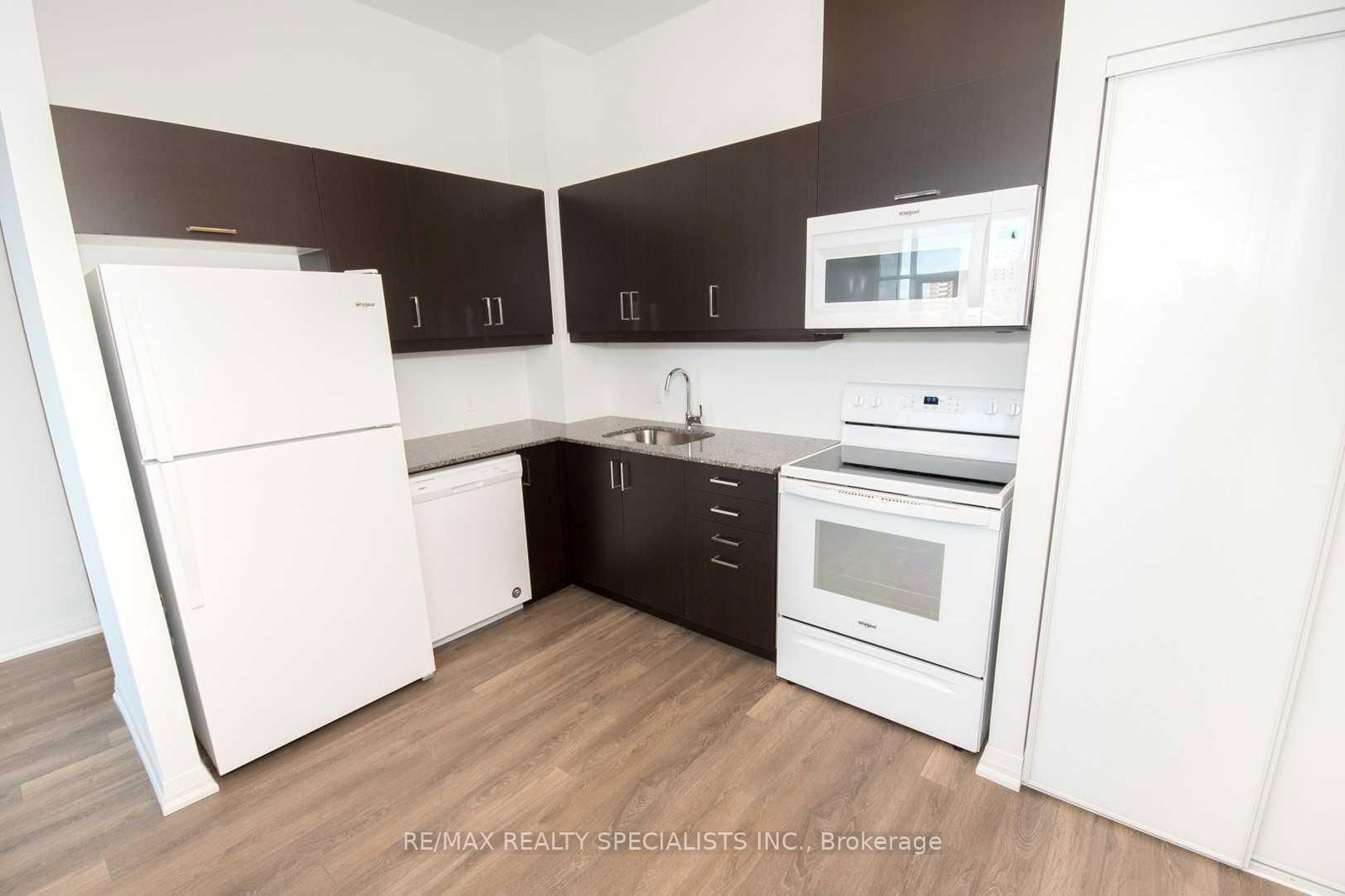 30 Meadowglen Place, Unit 813 - Photo 8