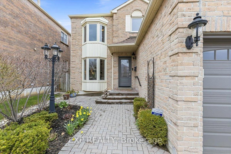1067 Maury Cres, Pickering, L1X 1R4 | Image 3