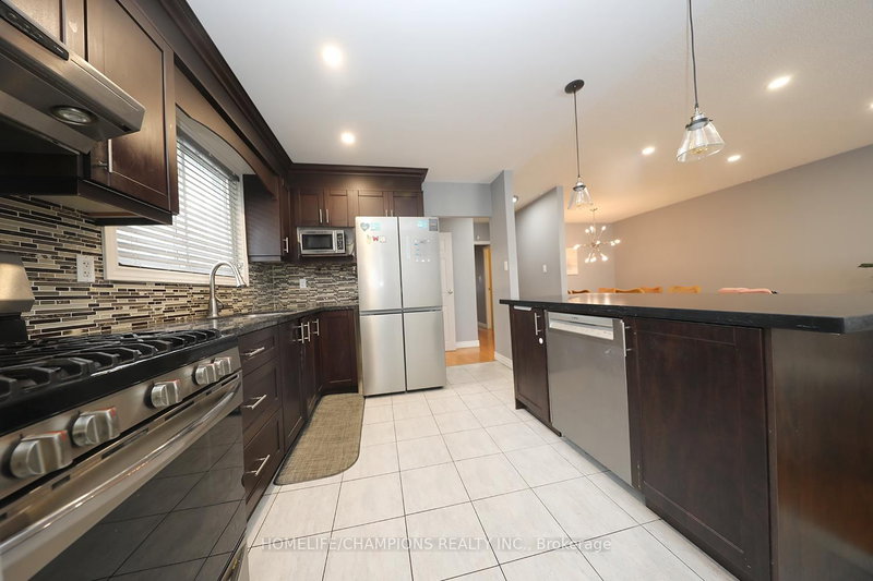 865 Vicki Dr, Pickering, L1W 2J6 | Image 3