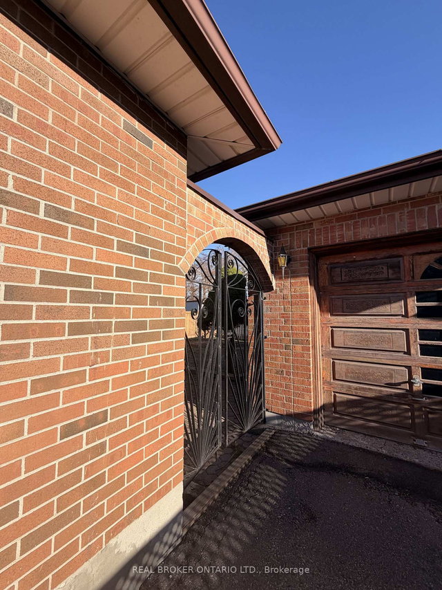 Main - 653 Athol Street E