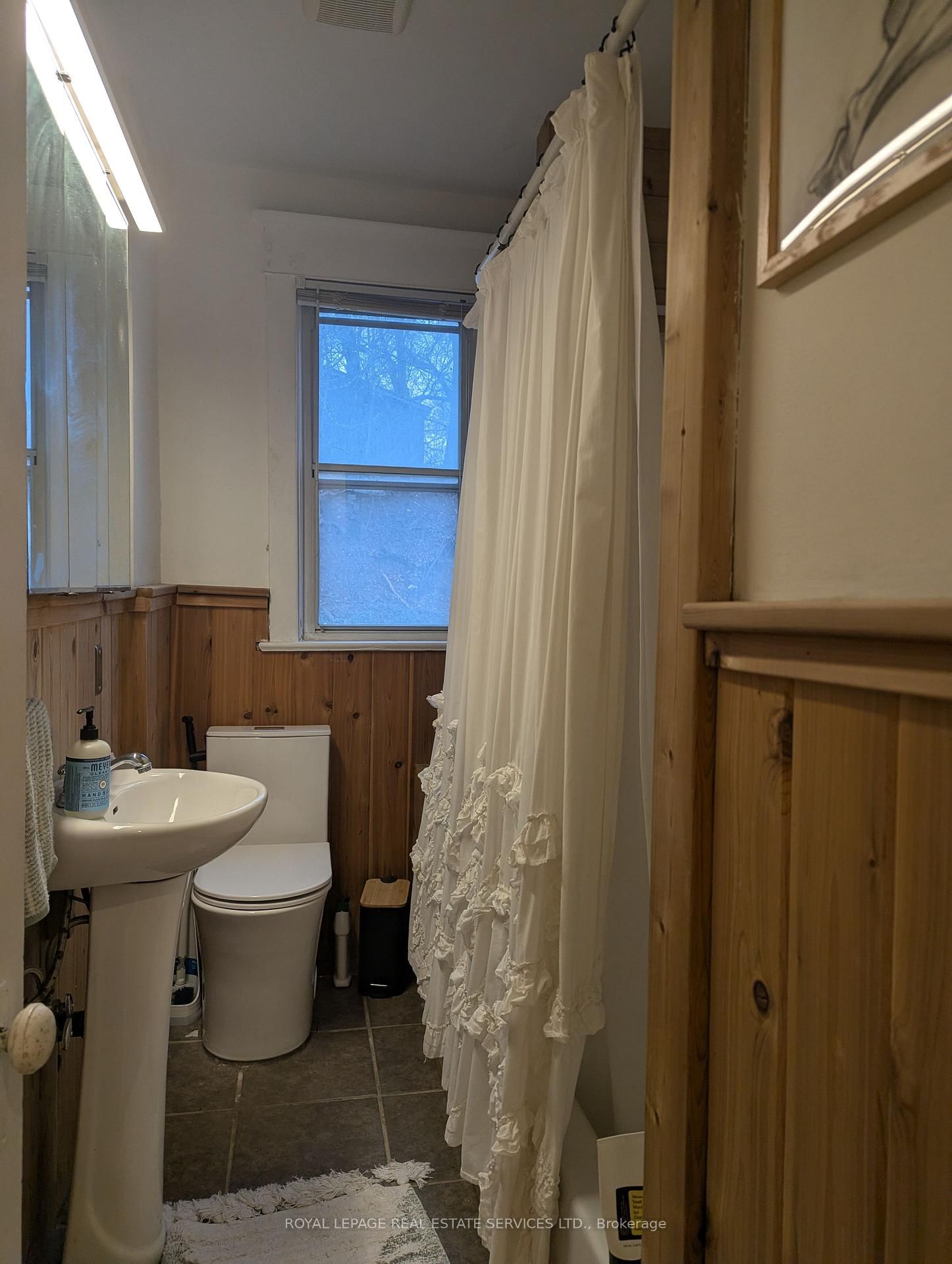 264A Hastings Avenue, Unit Upper - Photo 12