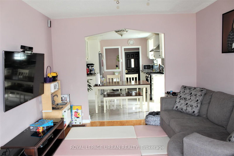 71 Squires Ave, Toronto, M4B 2R7 | Image 2