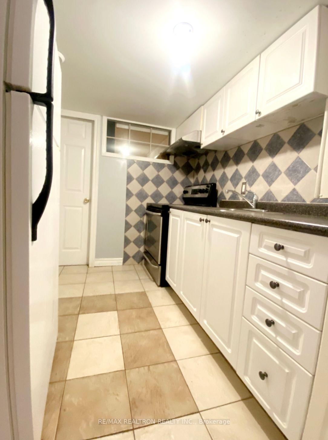 208 Roxanne Crescent, Unit Lower - Photo 4