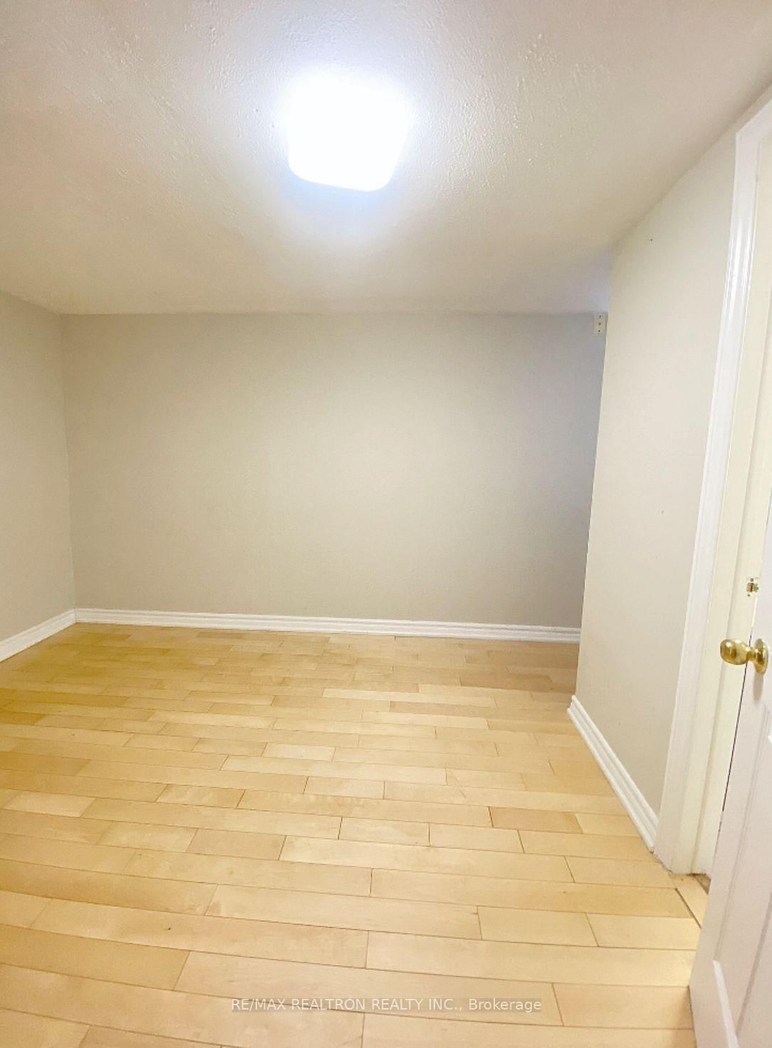 208 Roxanne Crescent, Unit Lower - Photo 5