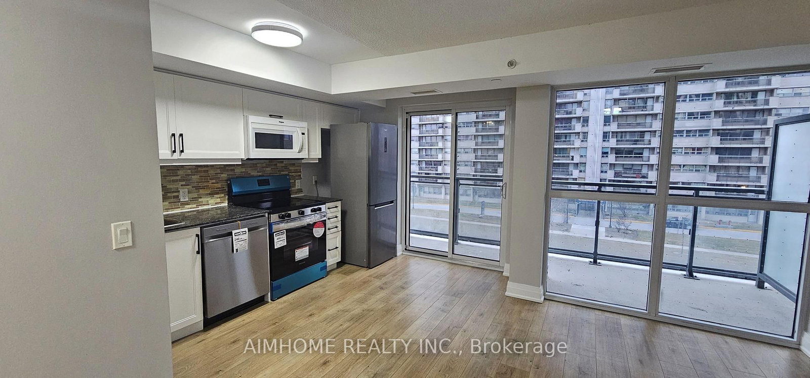 30 Meadowglen Place, Unit 306 - Photo 11