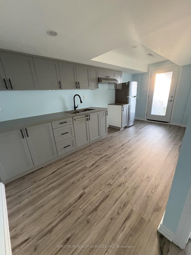 1816 Silverstone Crescent