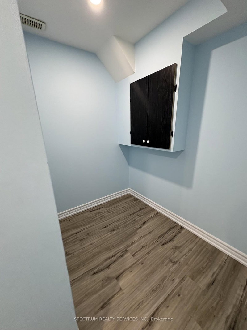 1816 Silverstone Cres, Oshawa, L1K 3C2 | Image 2