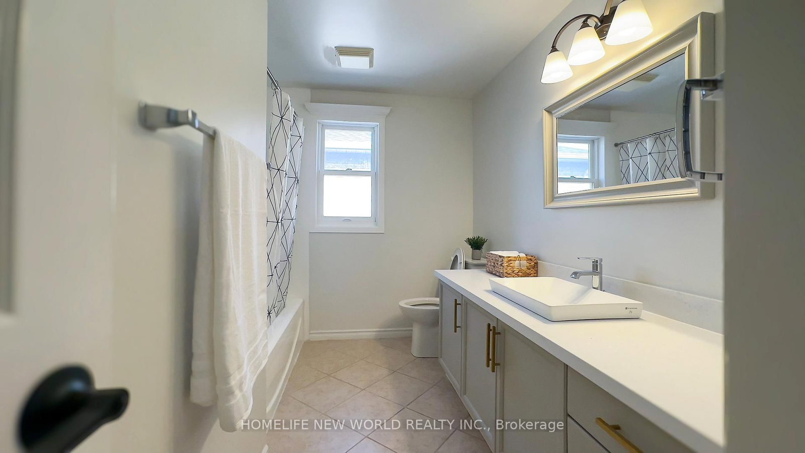 35 Chipperfield Cres, Whitby, view 21