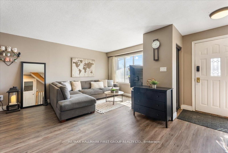 398 Dean Ave, Oshawa, L1H 3E2 | Image 3